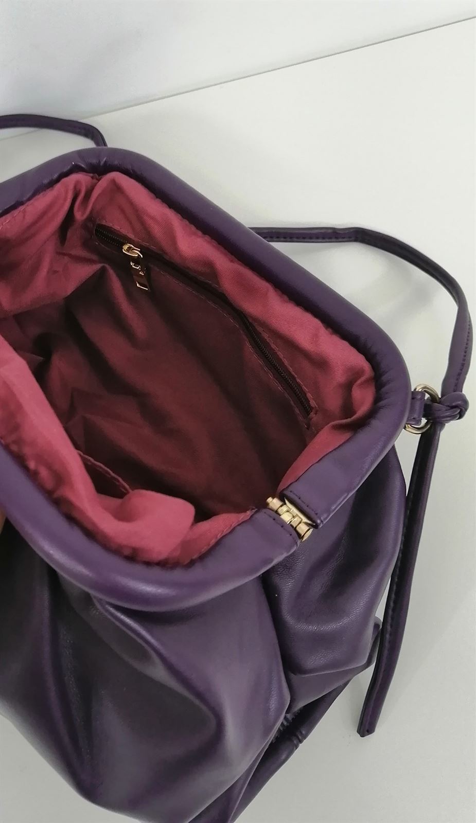 BOLSO BANDOLERA FRUNCIDO MORADO - Imagen 3