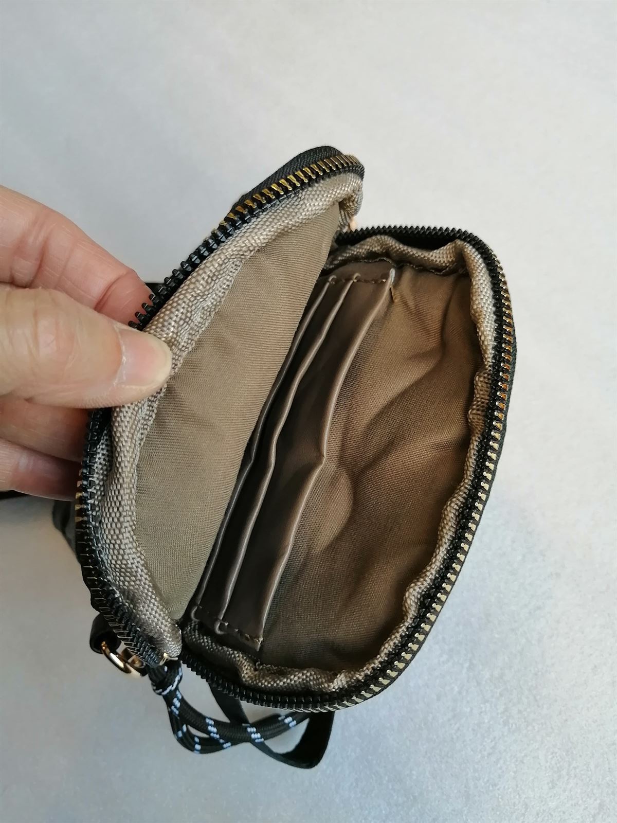 27€ | Bolso bandolera de piel para hombre |  Color Negro Tipo  de cierre Cierre de cremallera Material Piel