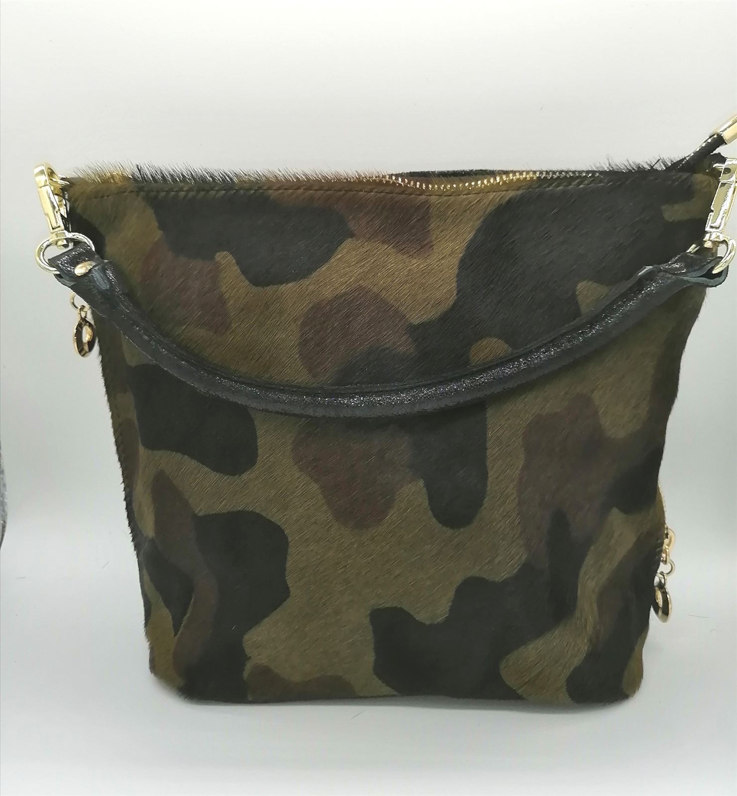 BOLSO SACA PIEL CON PELO ESTAMPADO MILITAR - Imagen 1