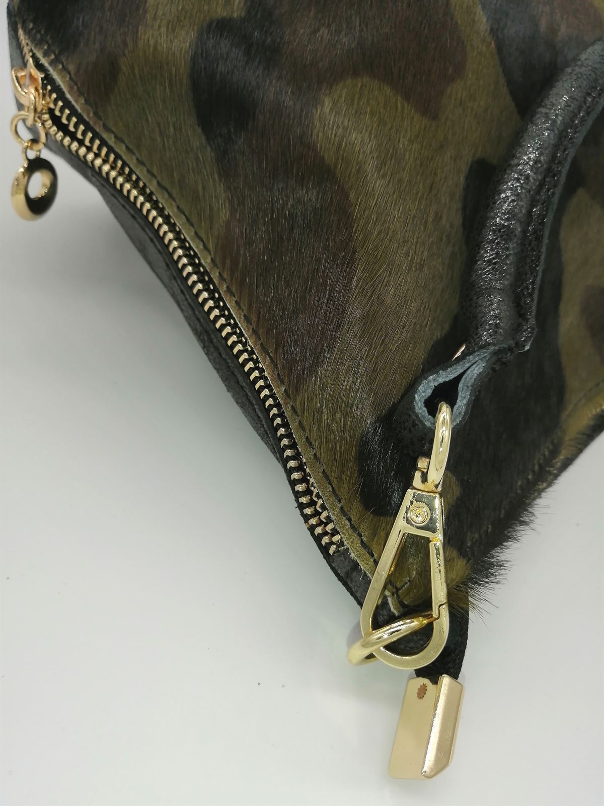 BOLSO SACA PIEL CON PELO ESTAMPADO MILITAR - Imagen 3