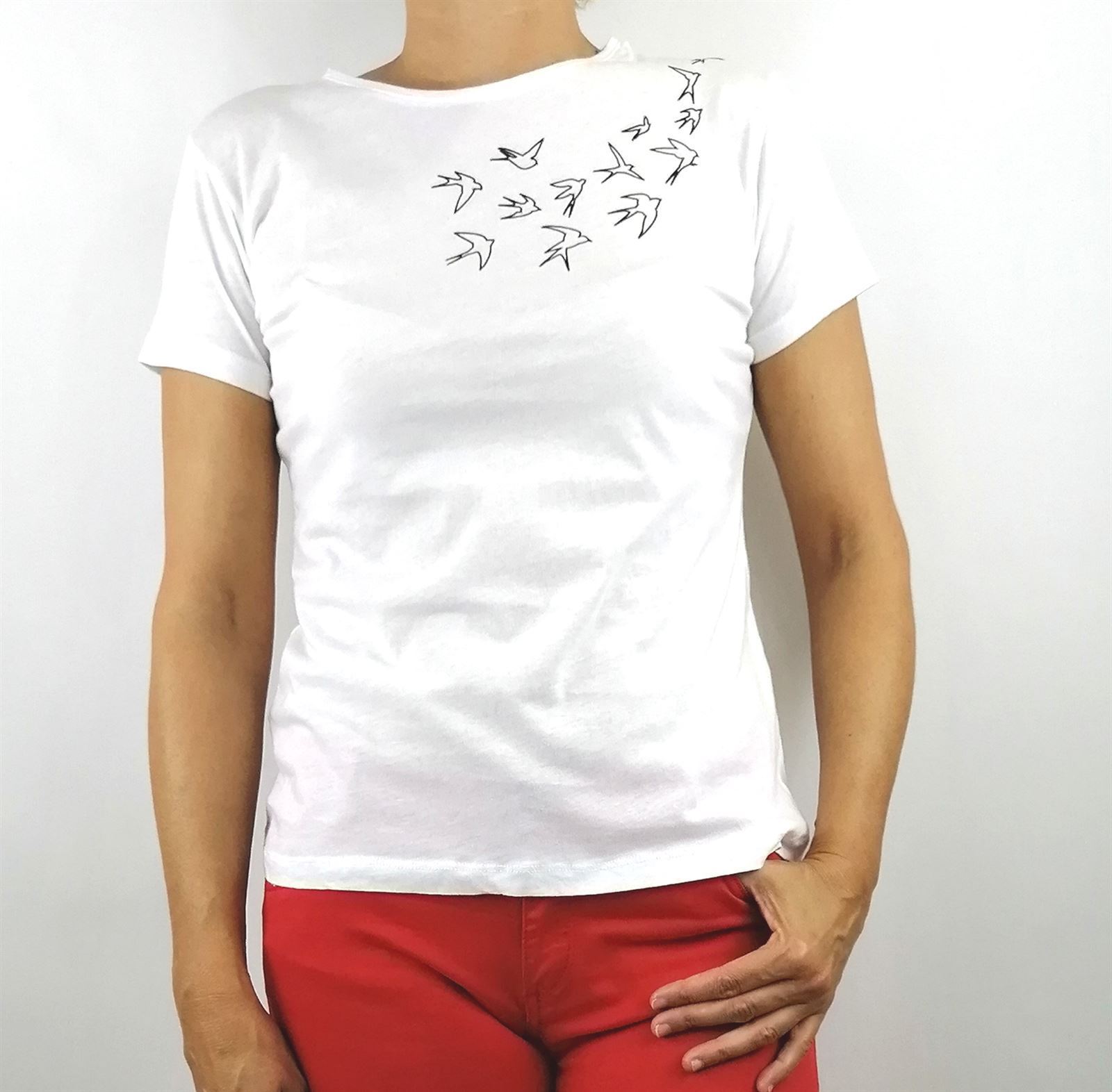 CAMISETA BLANCA DIBUJO GOLONDRINAS - Imagen 1