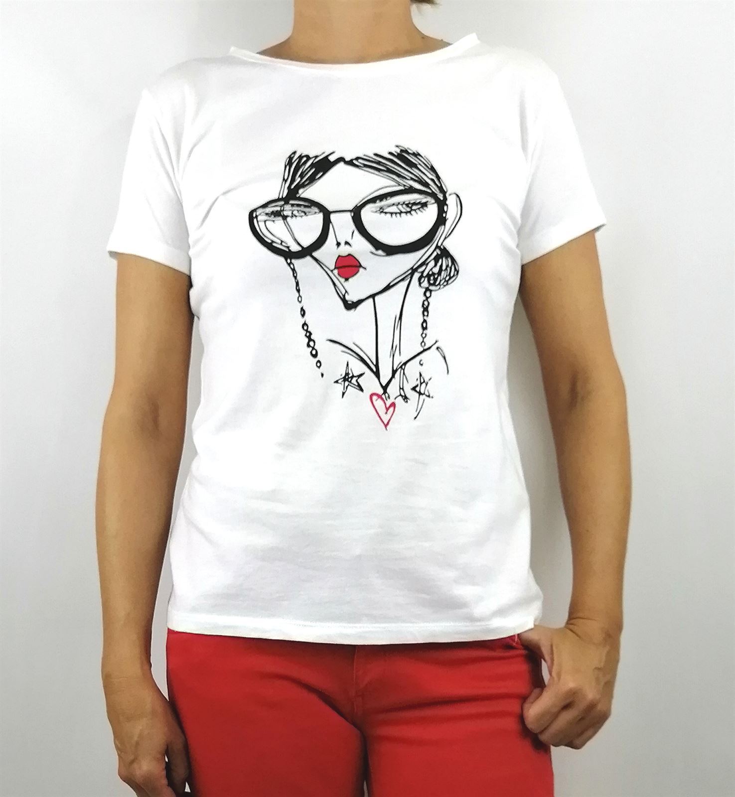 CAMISETA BLANCA MUJER CON GAFAS - Imagen 1