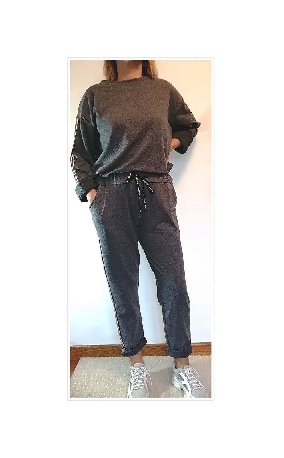 CHÁNDAL CON SUDADERA Y PANTALÓN RIBETES. GRIS - Imagen 1