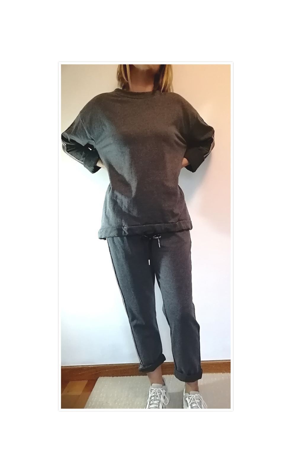 CHÁNDAL CON SUDADERA Y PANTALÓN RIBETES. GRIS - Imagen 2