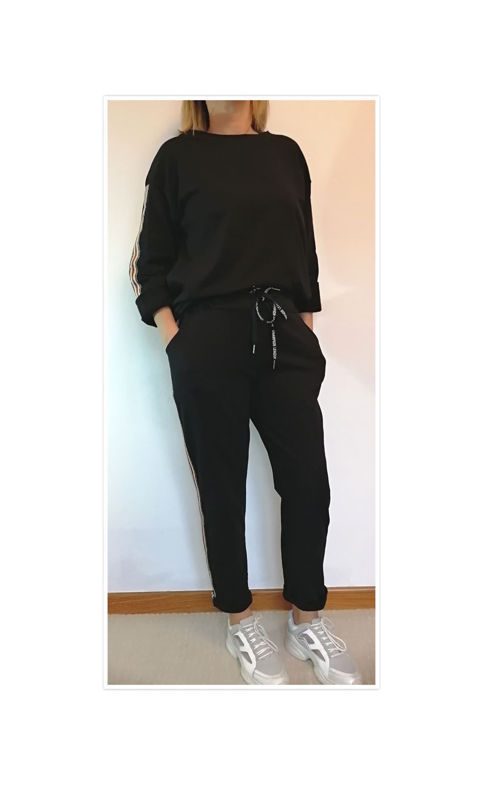 CHÁNDAL CON SUDADERA Y PANTALÓN RIBETES. NEGRO - Imagen 1