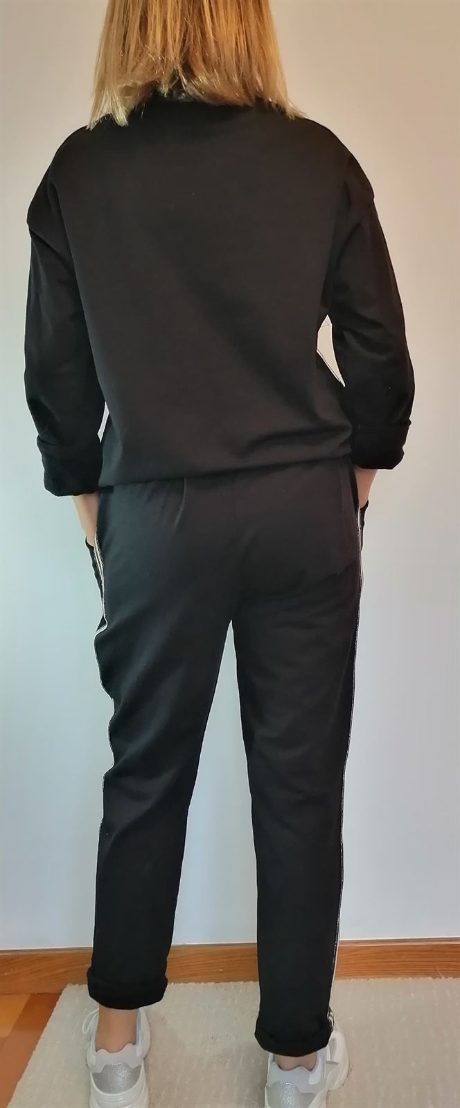 CHÁNDAL CON SUDADERA Y PANTALÓN RIBETES. NEGRO - Imagen 4