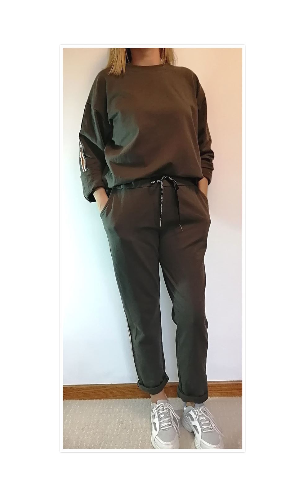 CHÁNDAL CON SUDADERA Y PANTALÓN RIBETES. VERDE - Imagen 1