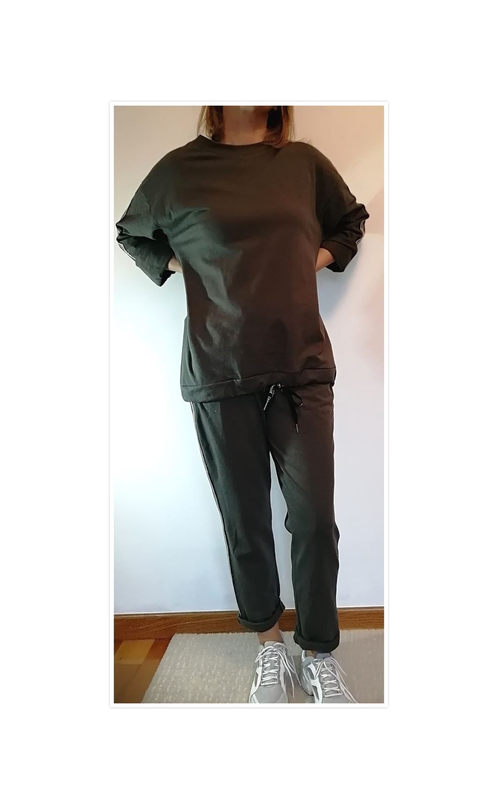 CHÁNDAL CON SUDADERA Y PANTALÓN RIBETES. VERDE - Imagen 2