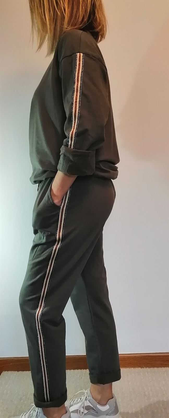 CHÁNDAL CON SUDADERA Y PANTALÓN RIBETES. VERDE - Imagen 3