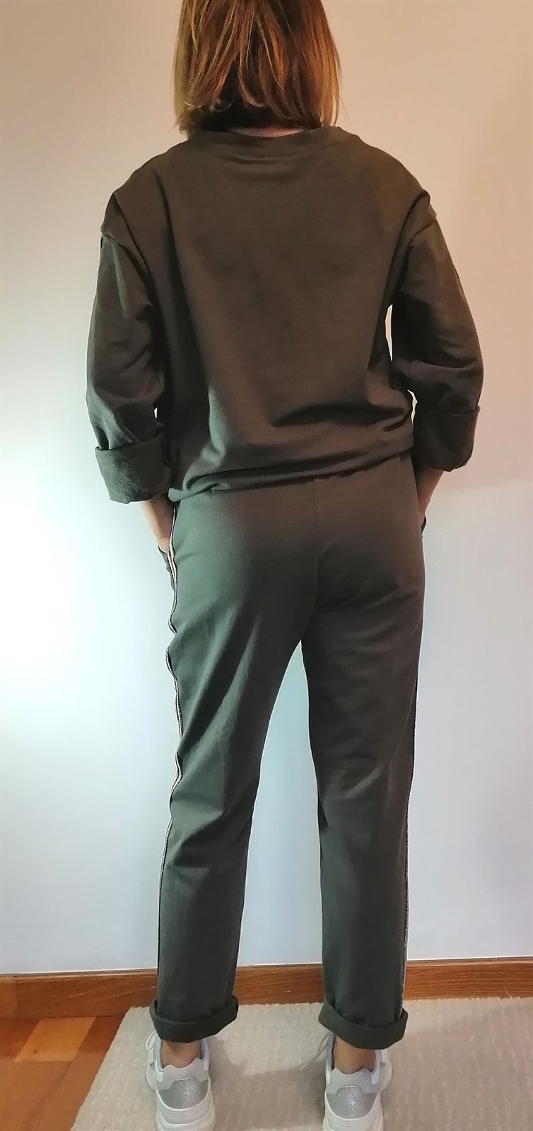 CHÁNDAL CON SUDADERA Y PANTALÓN RIBETES. VERDE - Imagen 4