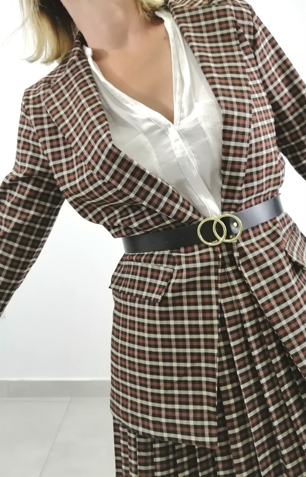 CONJUNTO BLAZER Y FALDA CUADROS CAMEL - Imagen 2