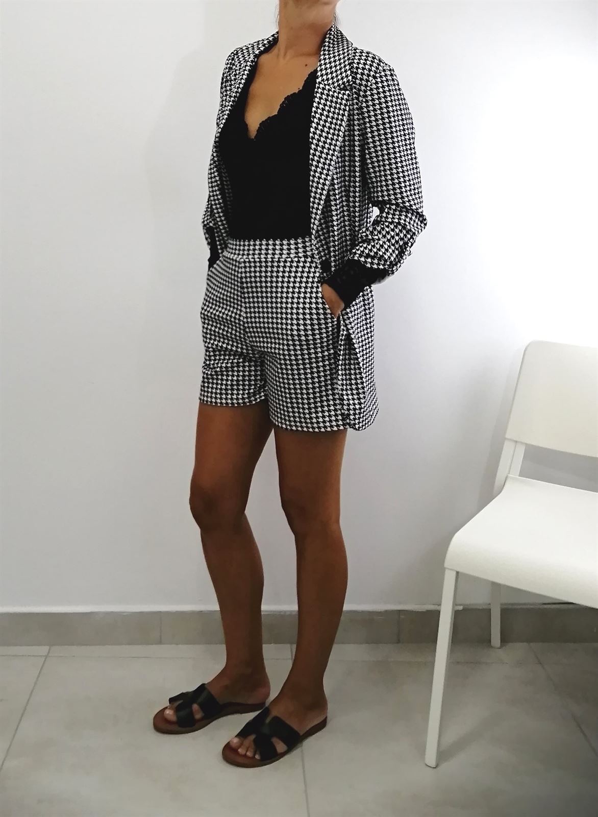 CONJUNTO BLAZER Y SHORT PATA DE GALLO - Imagen 2