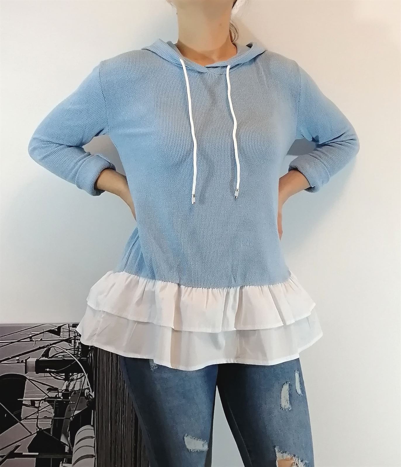 SUDADERA CON VOLANTE Y CAPUCHA AZUL - Imagen 1