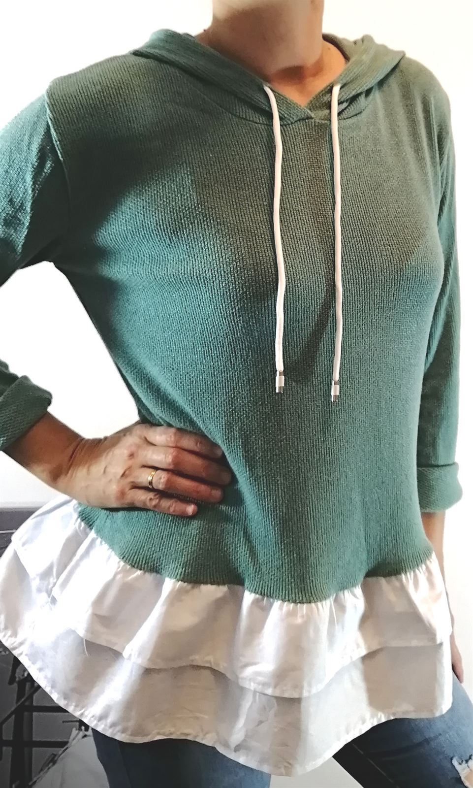 SUDADERA CON VOLANTE Y CAPUCHA VERDE - Imagen 4