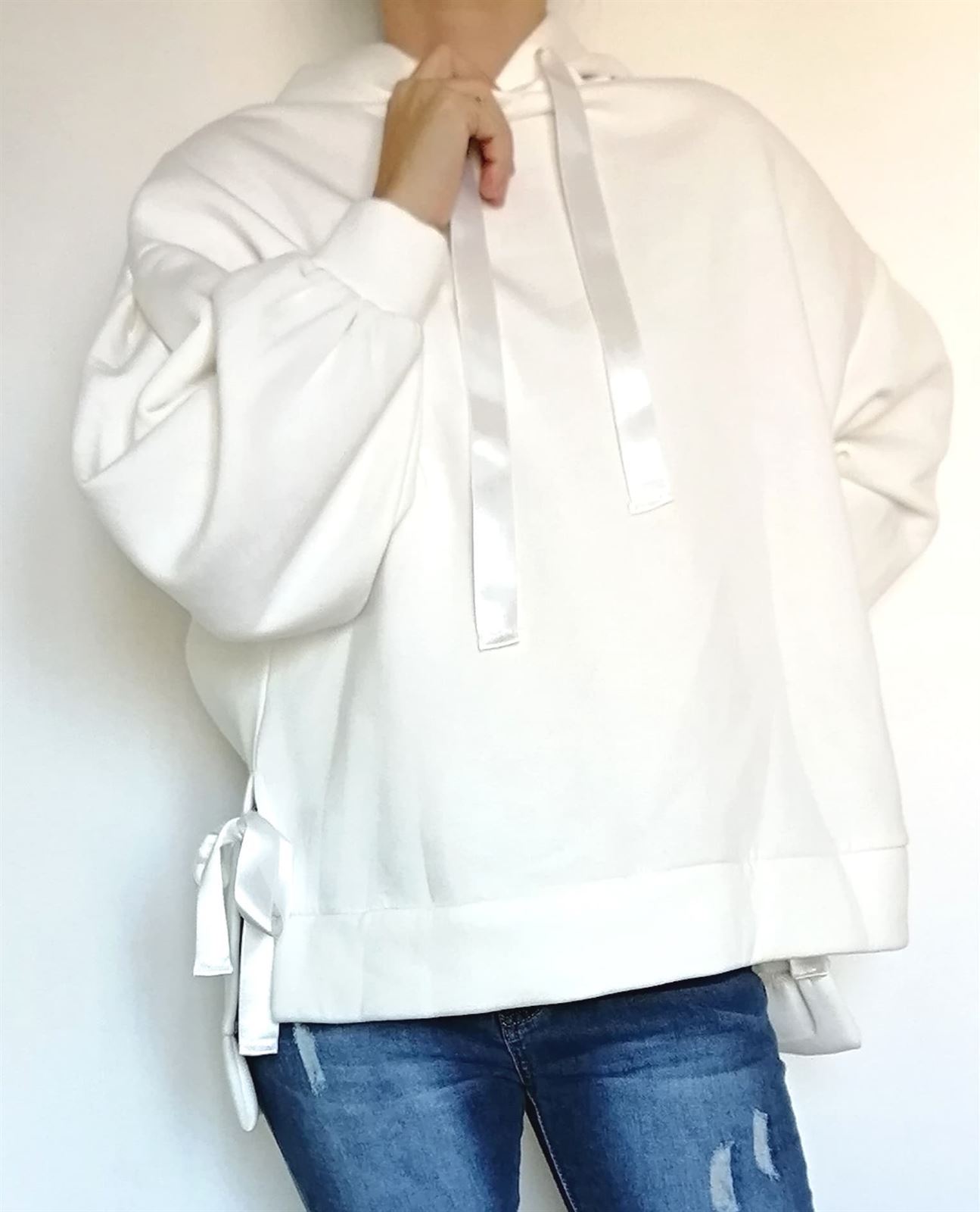 SUDADERA OVERSIZE BLANCA LAZOS - Imagen 1