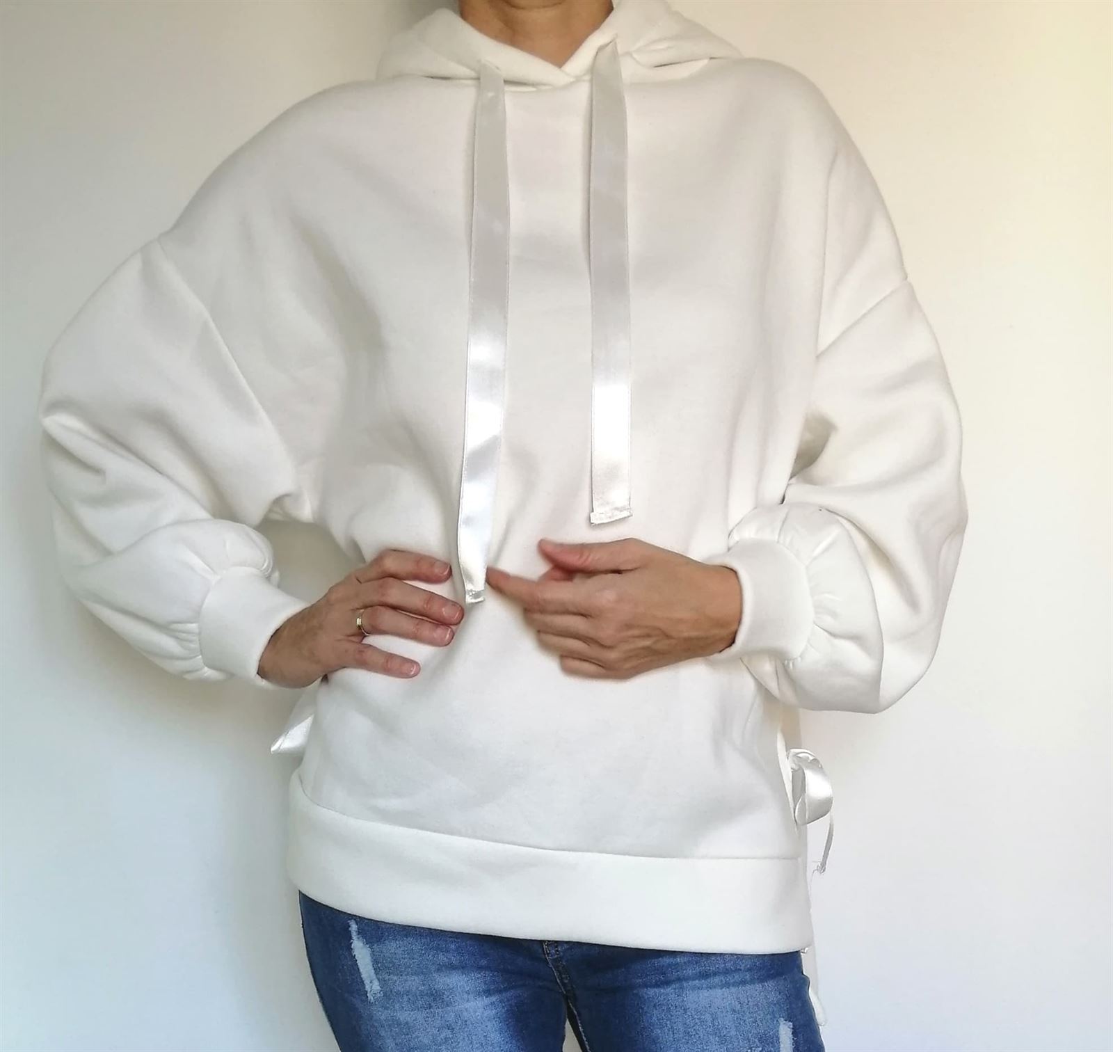 SUDADERA OVERSIZE BLANCA LAZOS - Imagen 2