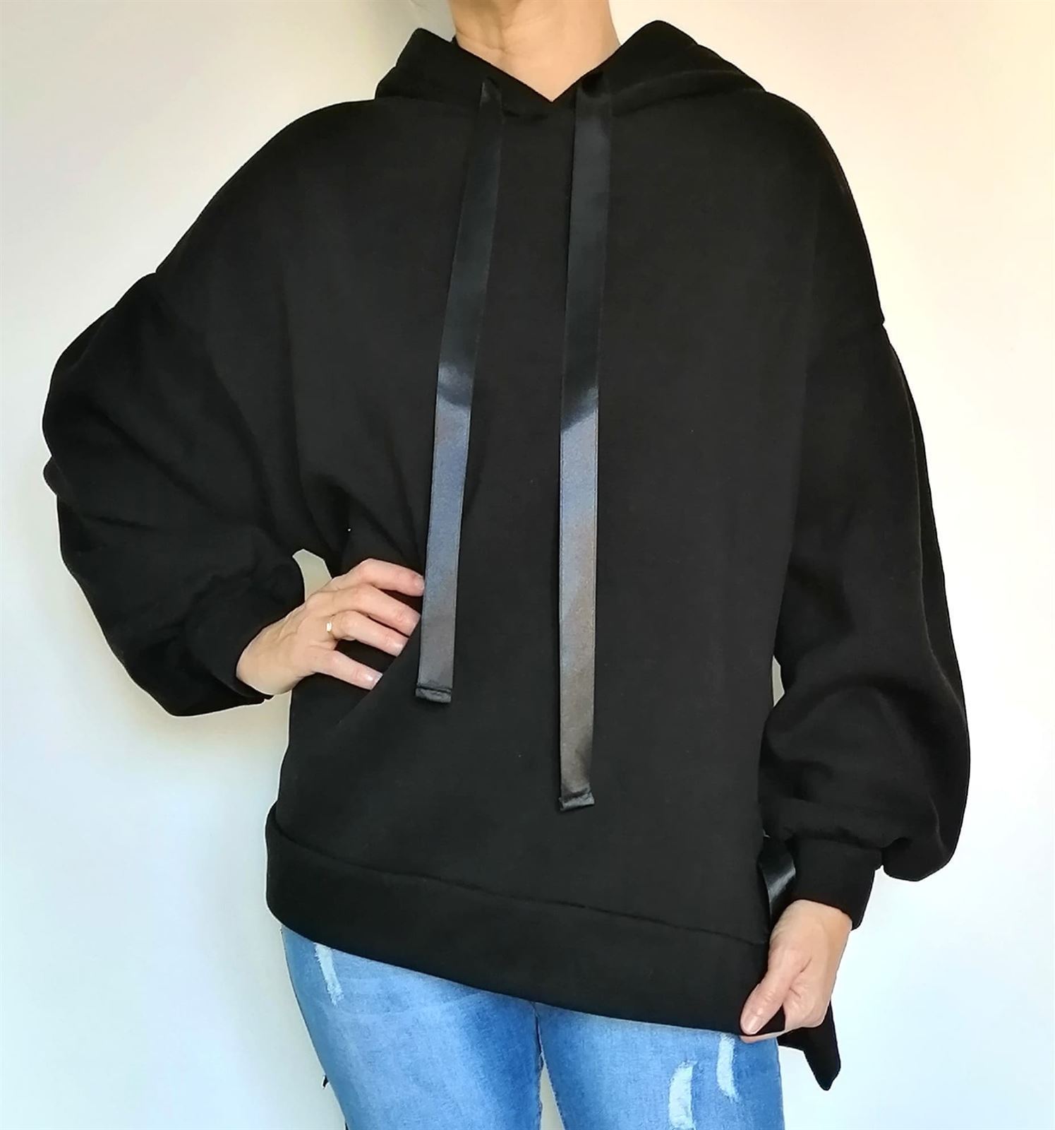 SUDADERA OVERSIZE NEGRA LAZOS - Imagen 1