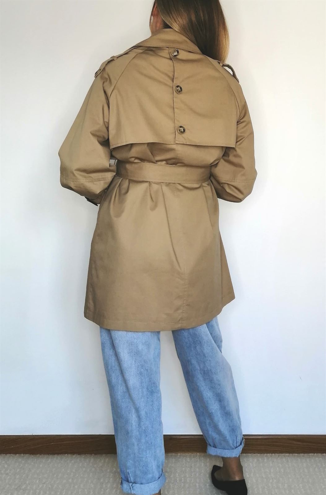 TRENCH BOTONES CAMEL - Imagen 2