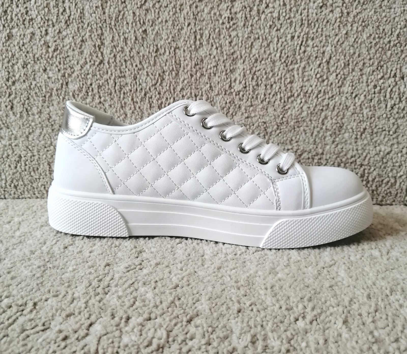 ZAPATILLA BLANCA GUATEADA Y TACHAS PLATA - Imagen 3