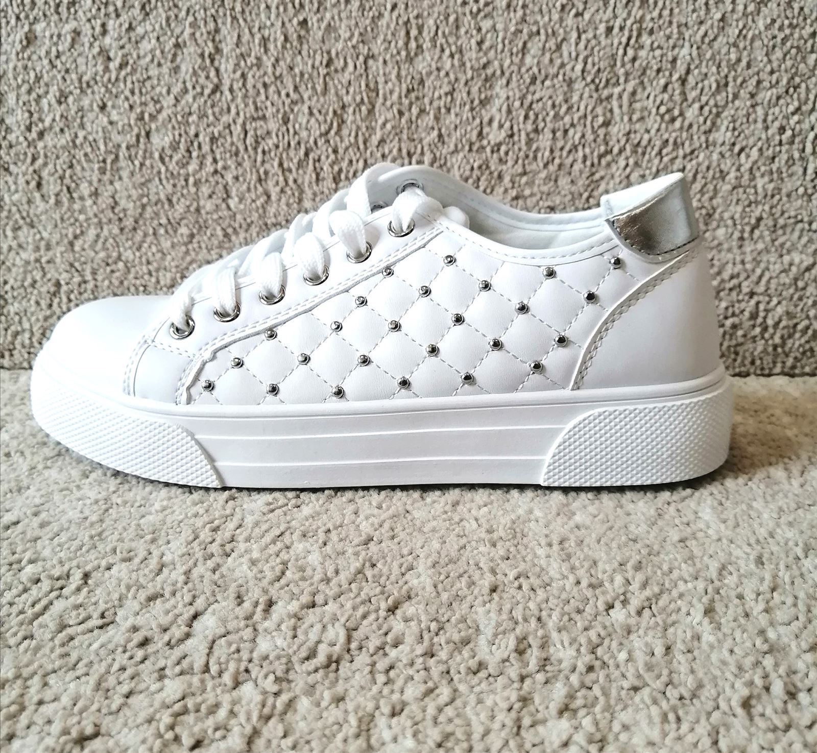 ZAPATILLA BLANCA GUATEADA Y TACHAS PLATA - Imagen 4