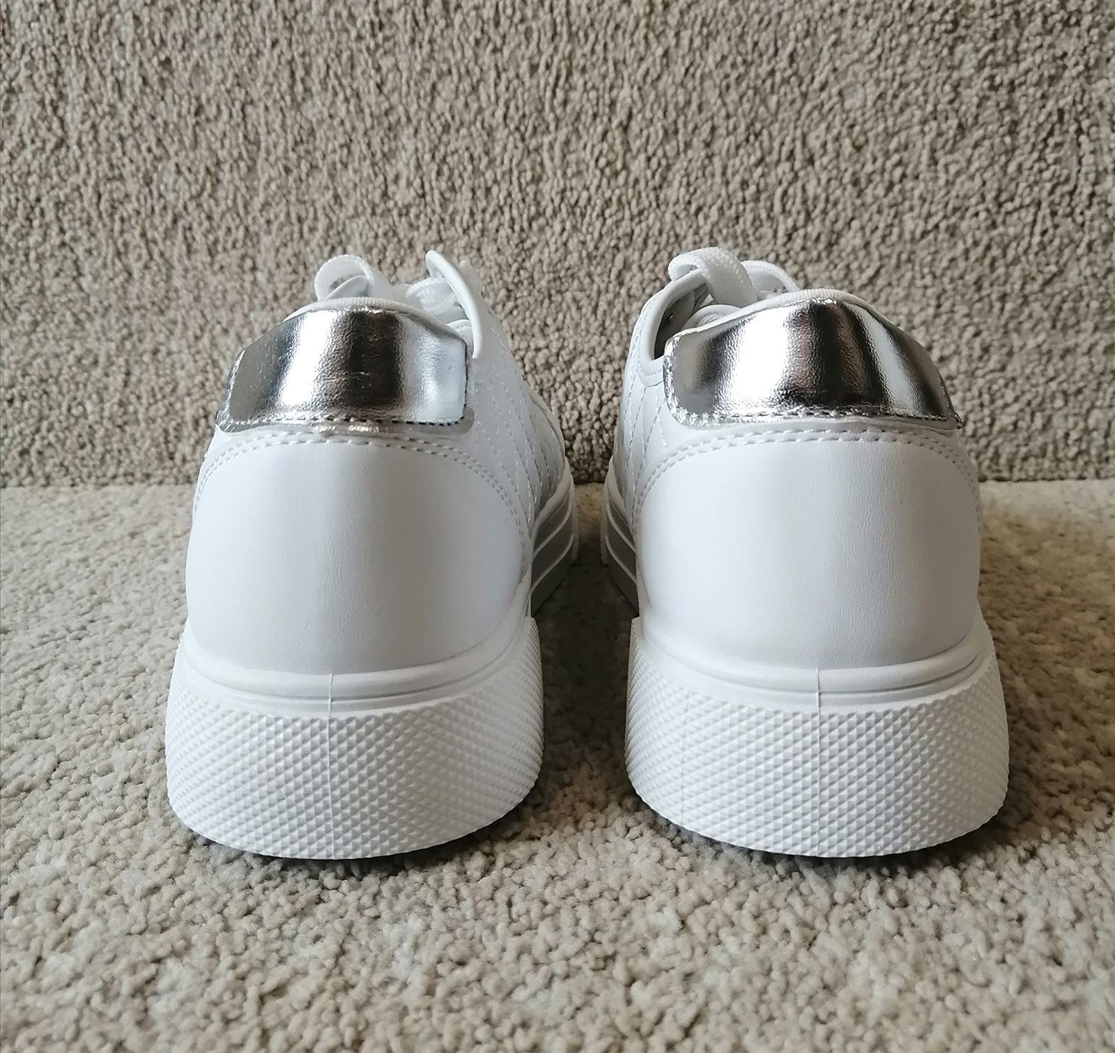 ZAPATILLA BLANCA GUATEADA Y TACHAS PLATA - Imagen 5